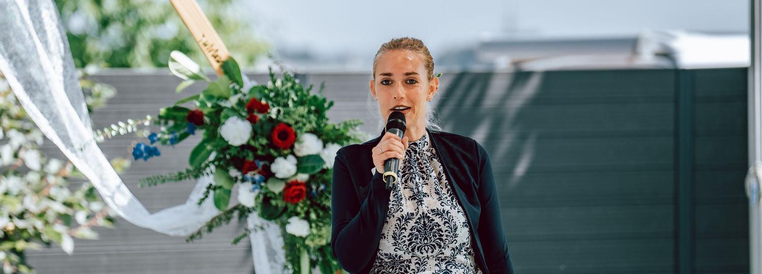 Aline bei einer freien Trauung